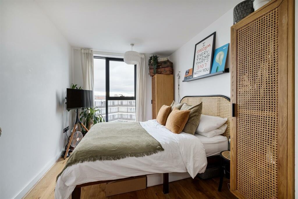 Flat Haggerston Road in Greater London