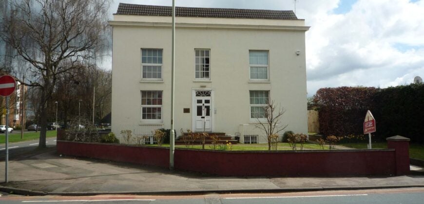 Flat Kingsholm Road in Gloucester