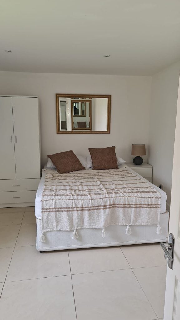 Flat Grosvenor Gardens in Greater London