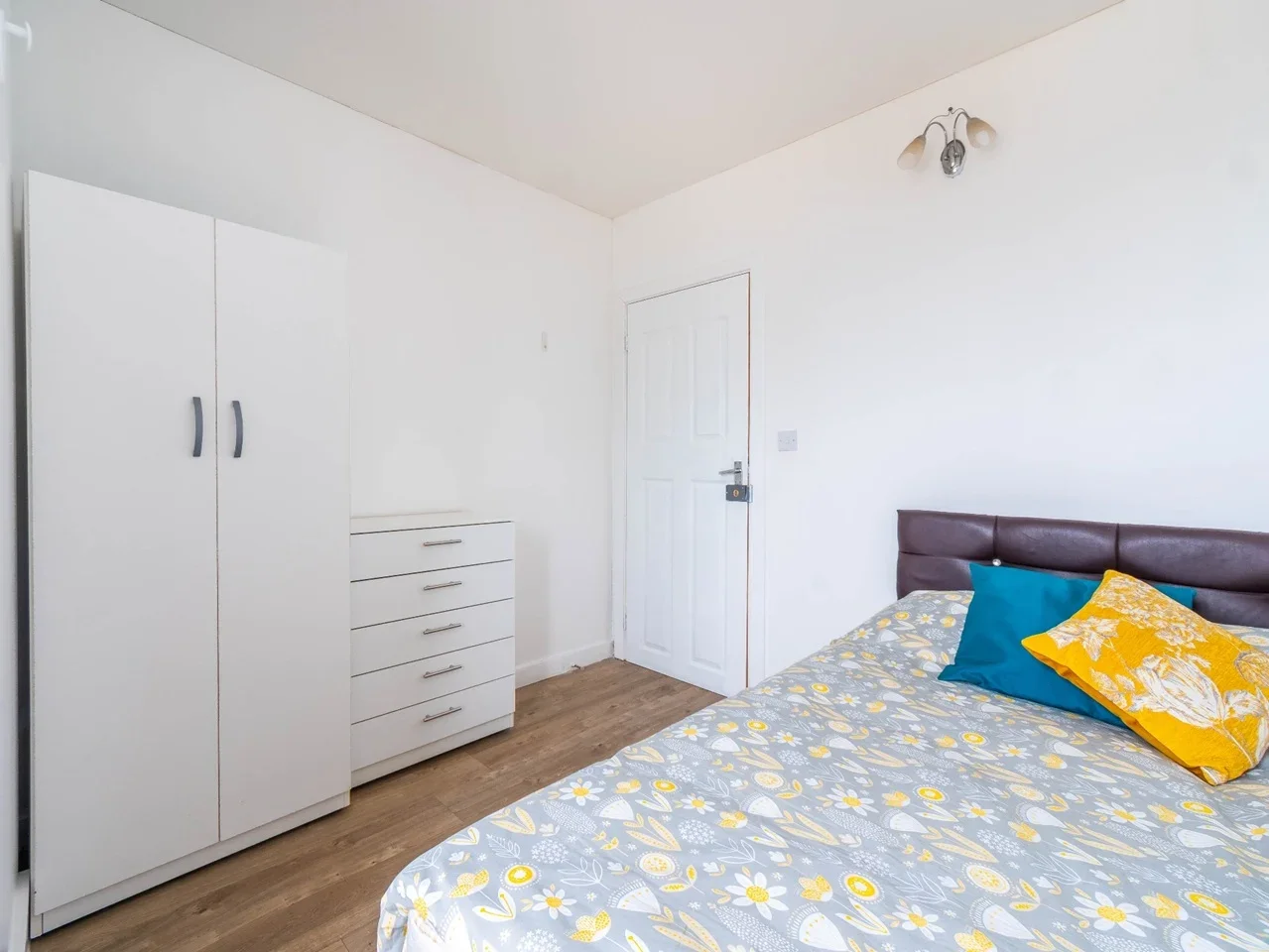 Room St Ives Place in Greater London