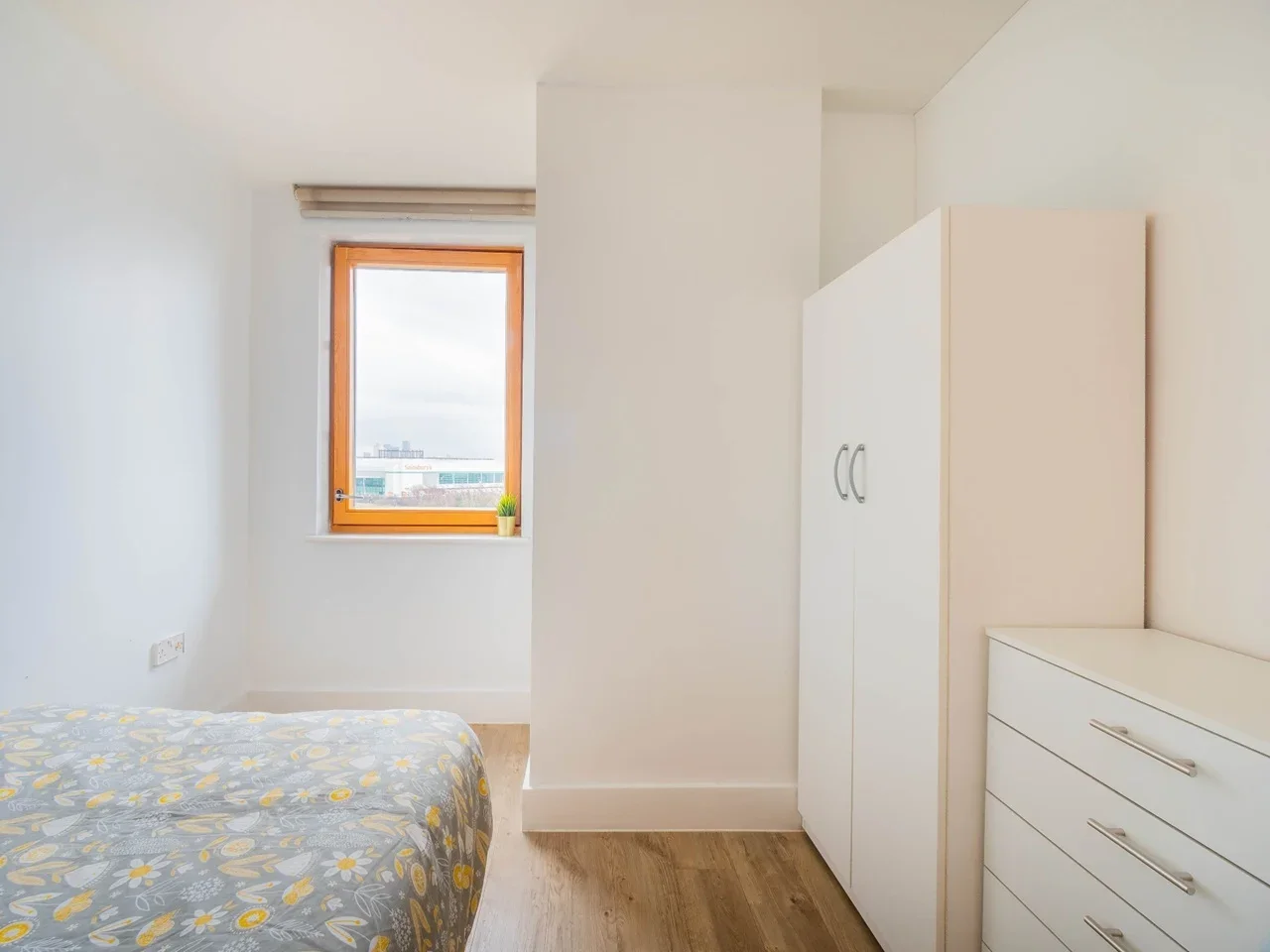 Room St Ives Place in Greater London