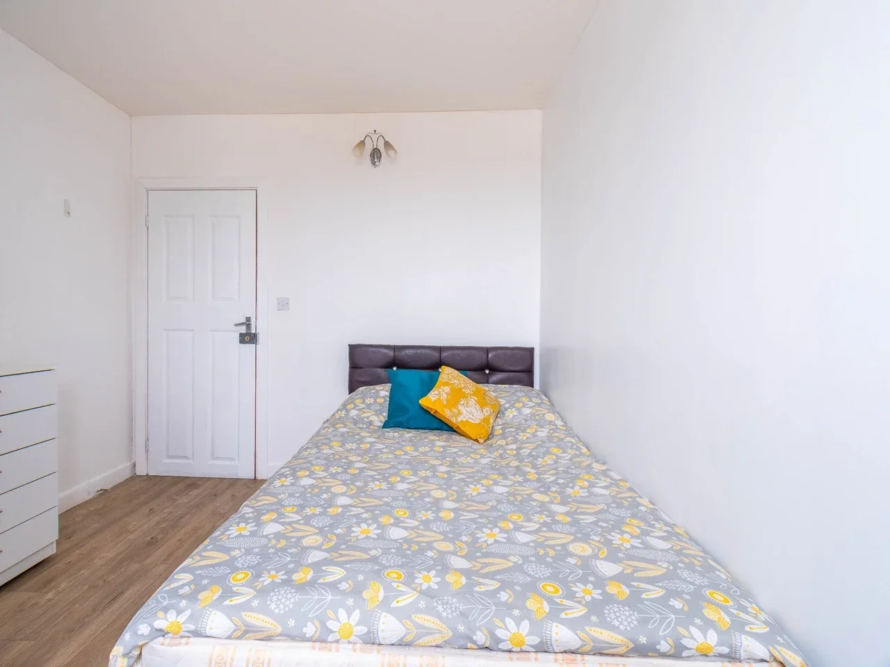 Room St Ives Place in Greater London