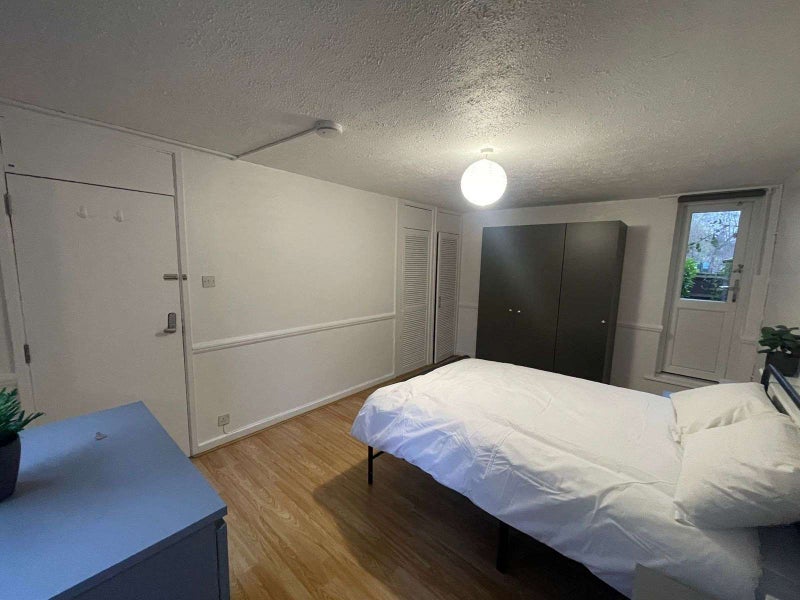 Room Grayling Square in Greater London
