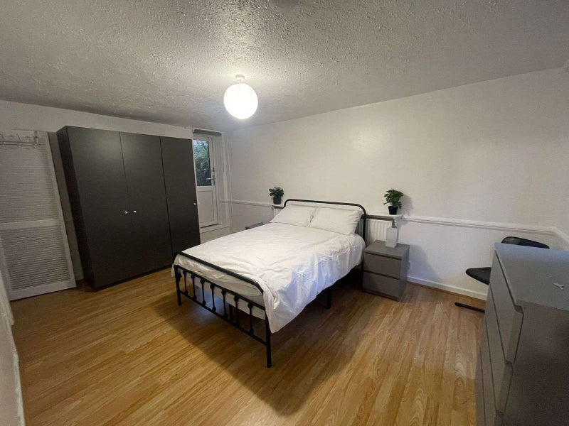 Room Grayling Square in Greater London