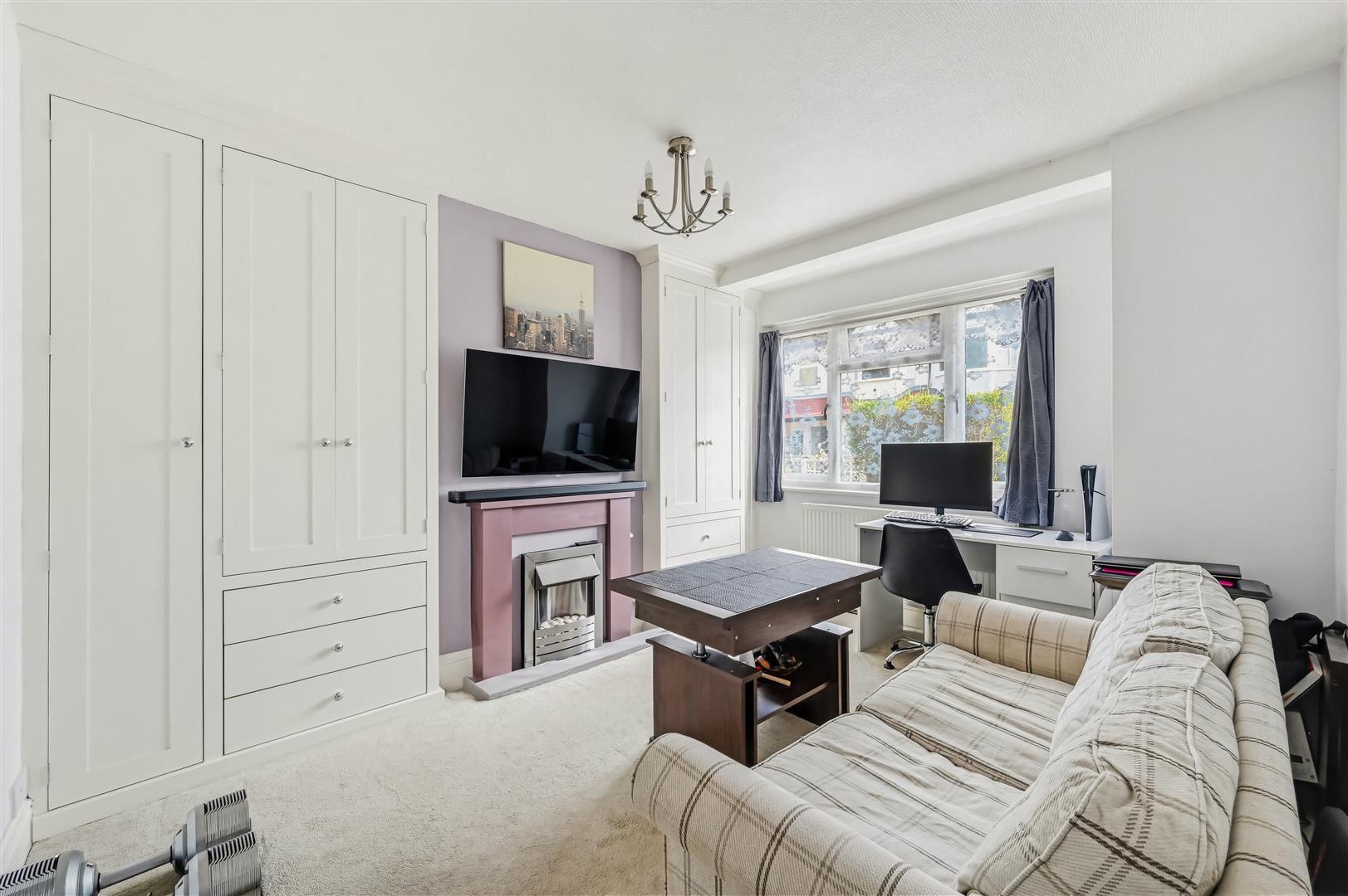 Flat Kimble Road in Greater London