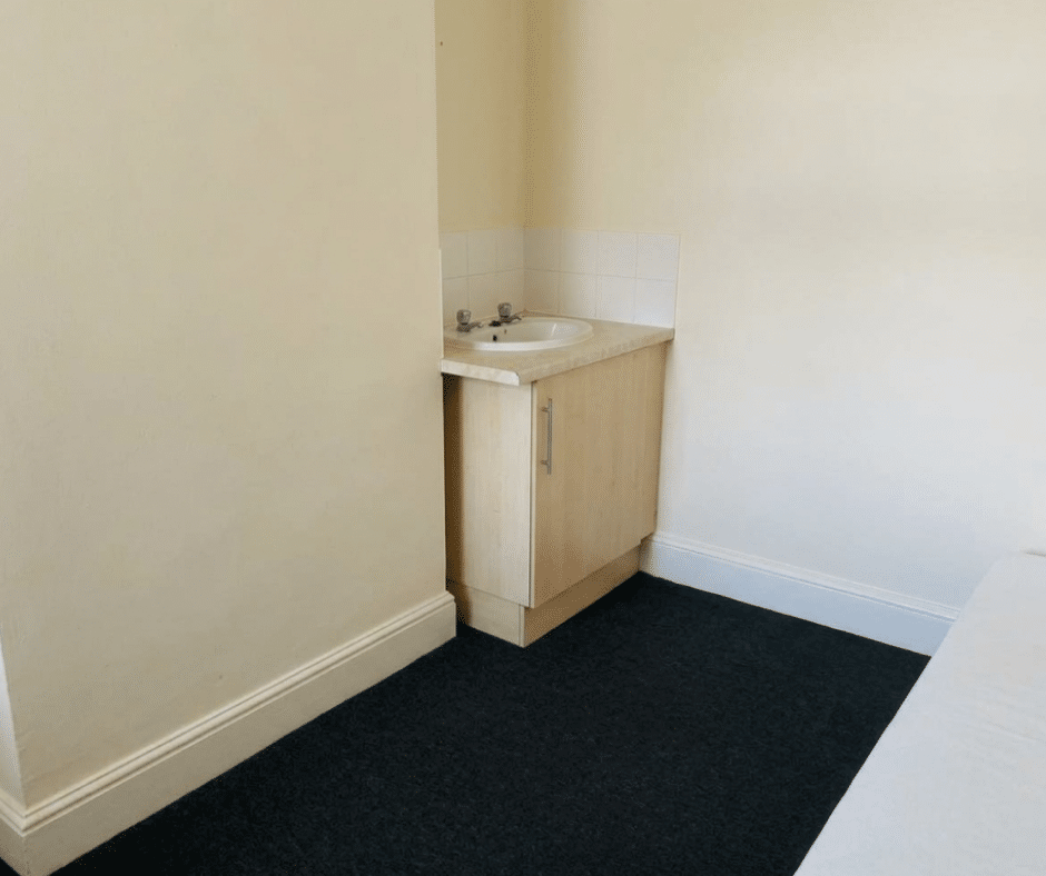Room Bayford Road in Arun