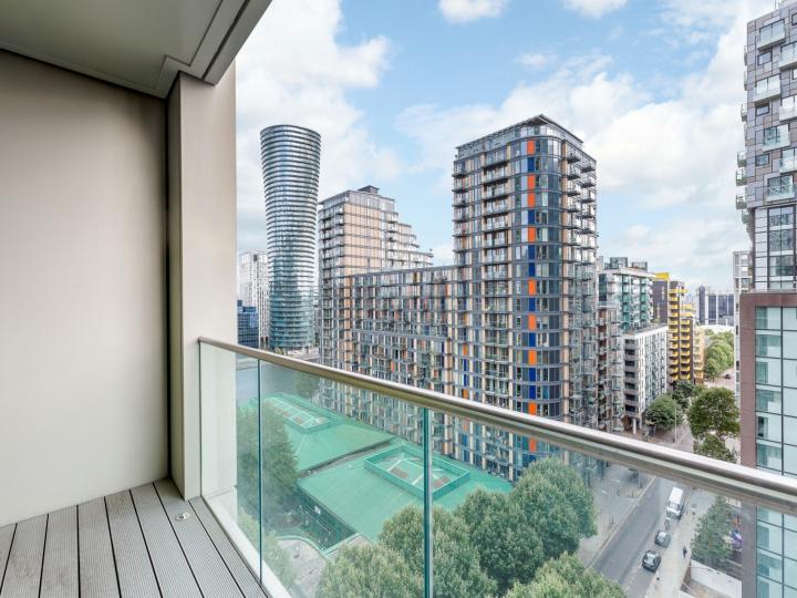 Flat Harbour Way in Greater London