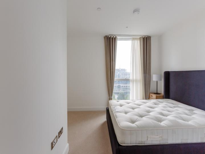 Flat Harbour Way in Greater London