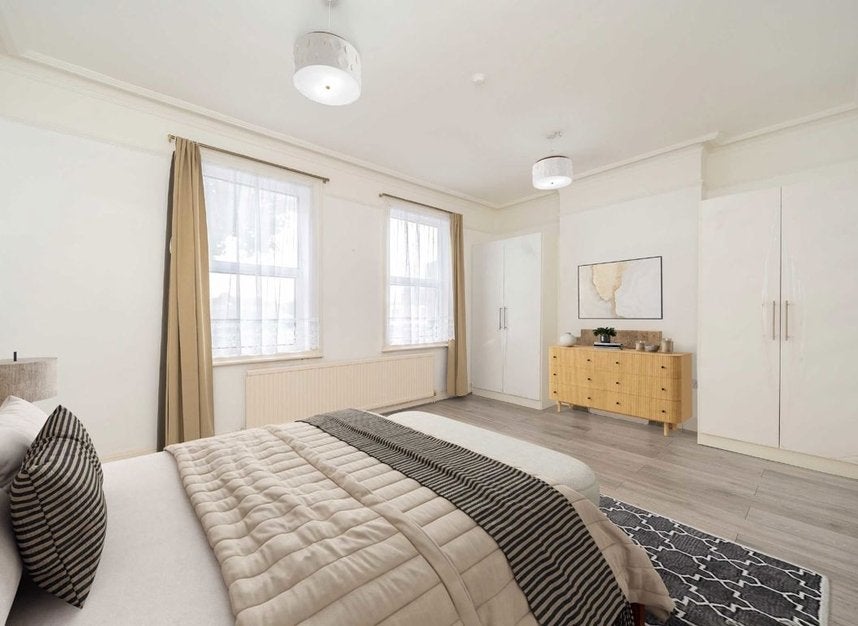 Flat Lower Mortlake Road in Greater London
