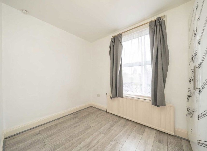 Flat Lower Mortlake Road in Greater London