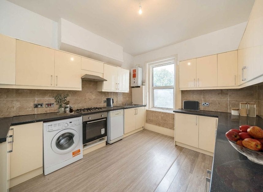 Flat Lower Mortlake Road in Greater London
