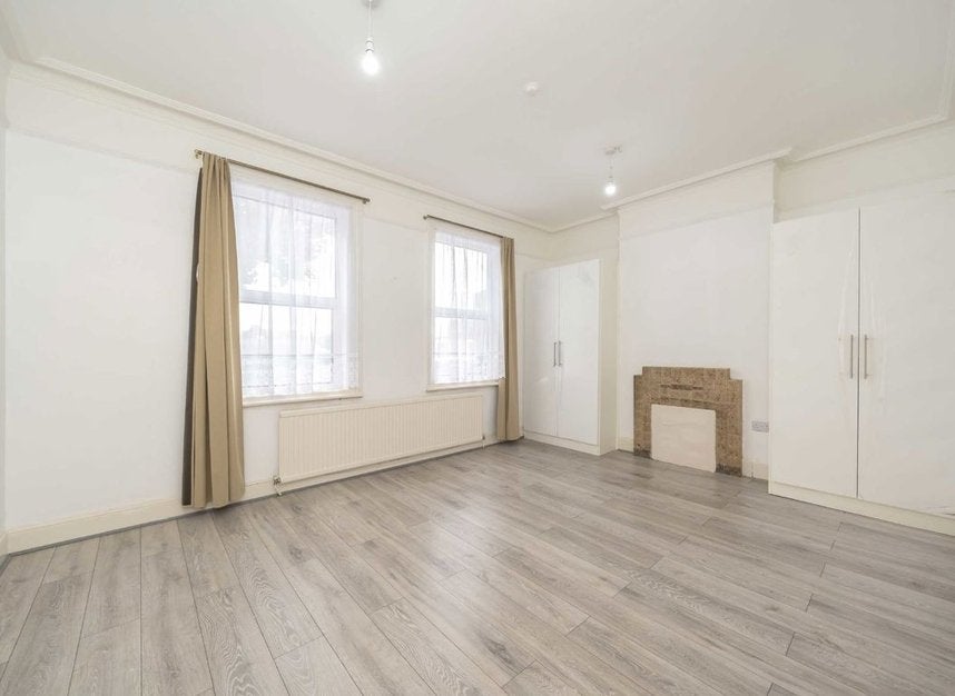 Flat Lower Mortlake Road in Greater London