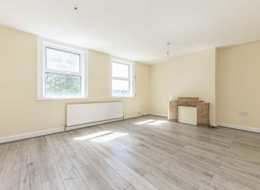 Flat Lower Mortlake Road in Greater London