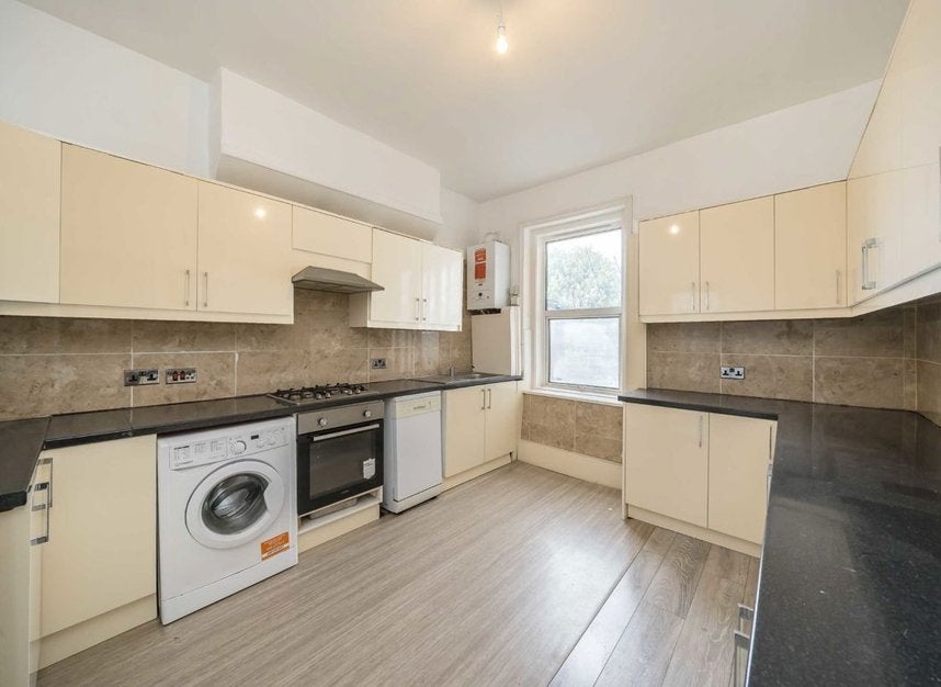 Flat Lower Mortlake Road in Greater London