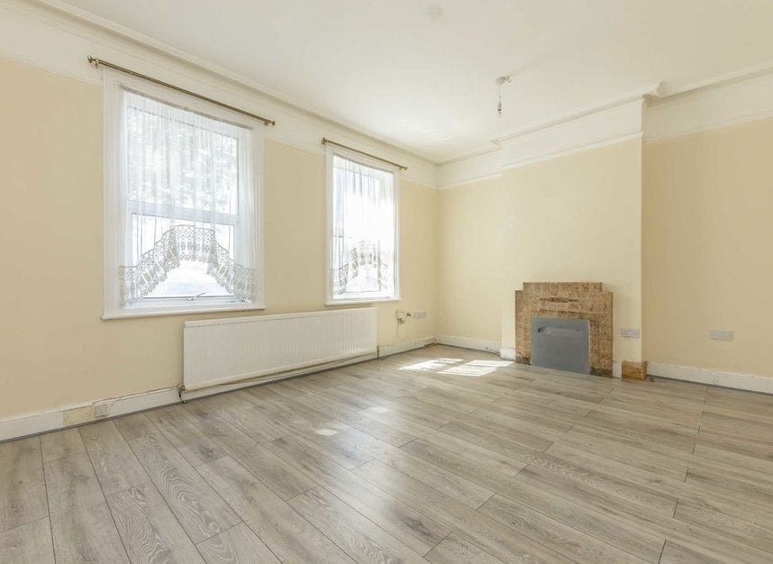 Flat Lower Mortlake Road in Greater London