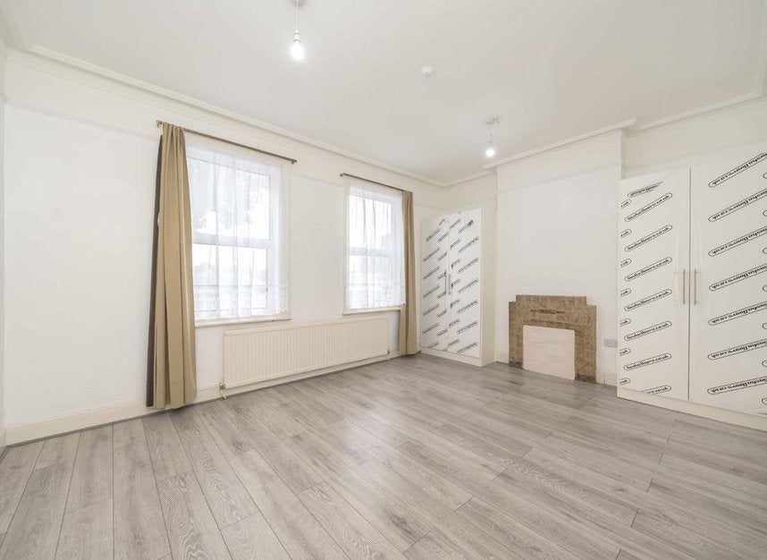 Flat Lower Mortlake Road in Greater London