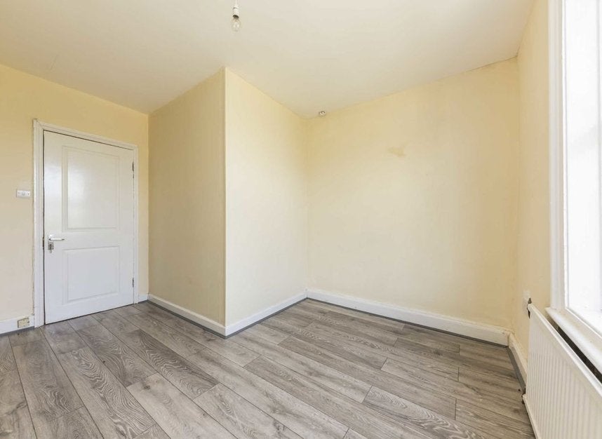 Flat Lower Mortlake Road in Greater London