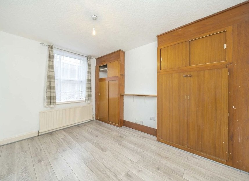 Flat Lower Mortlake Road in Greater London
