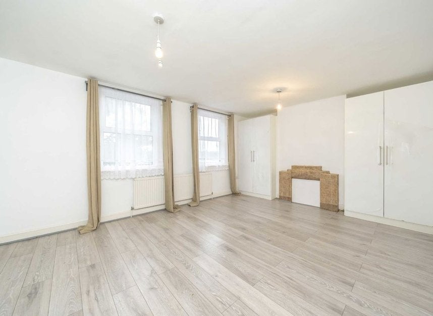 Flat Lower Mortlake Road in Greater London