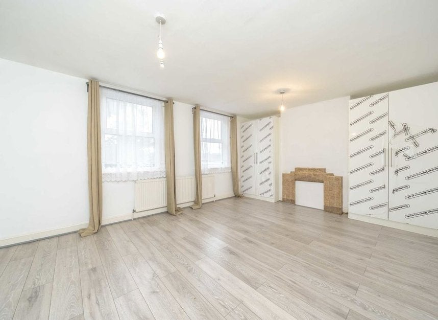 Flat Lower Mortlake Road in Greater London