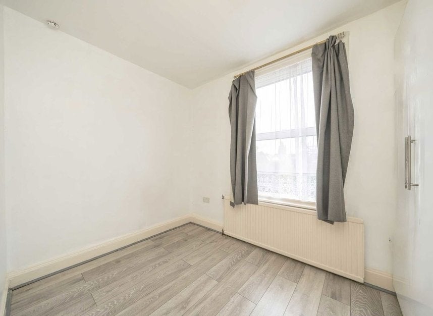 Flat Lower Mortlake Road in Greater London