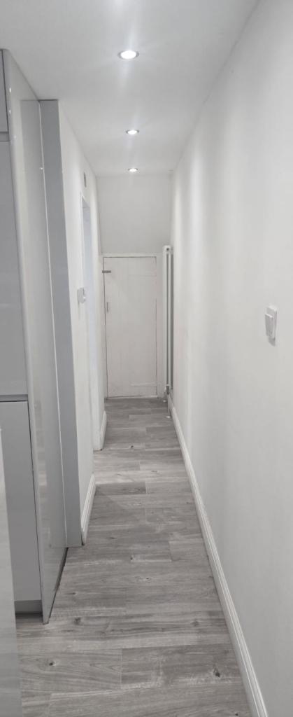 Flat Cann Hall Road in Greater London