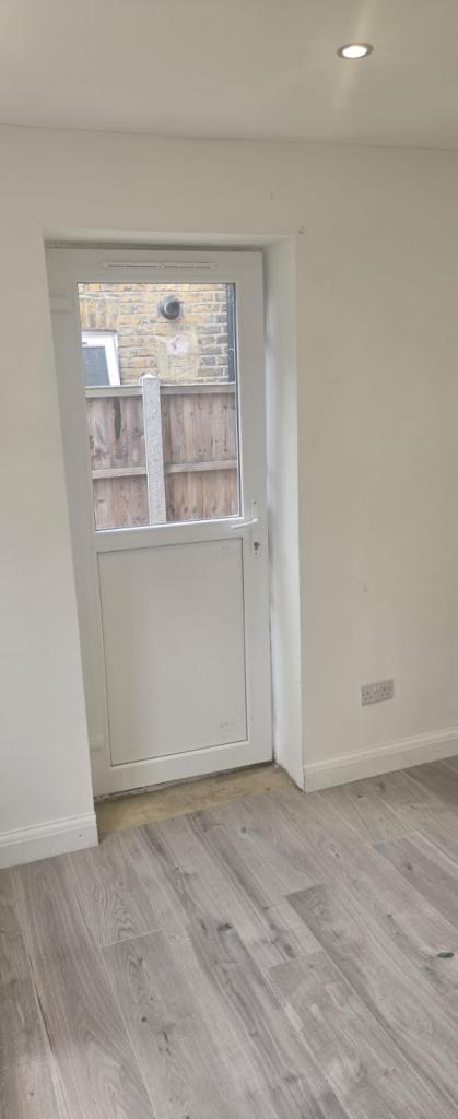 Flat Cann Hall Road in Greater London