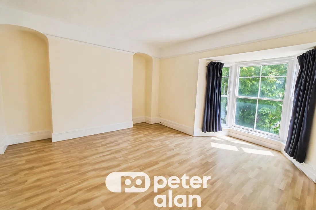 Flat Clifton Place in Newport