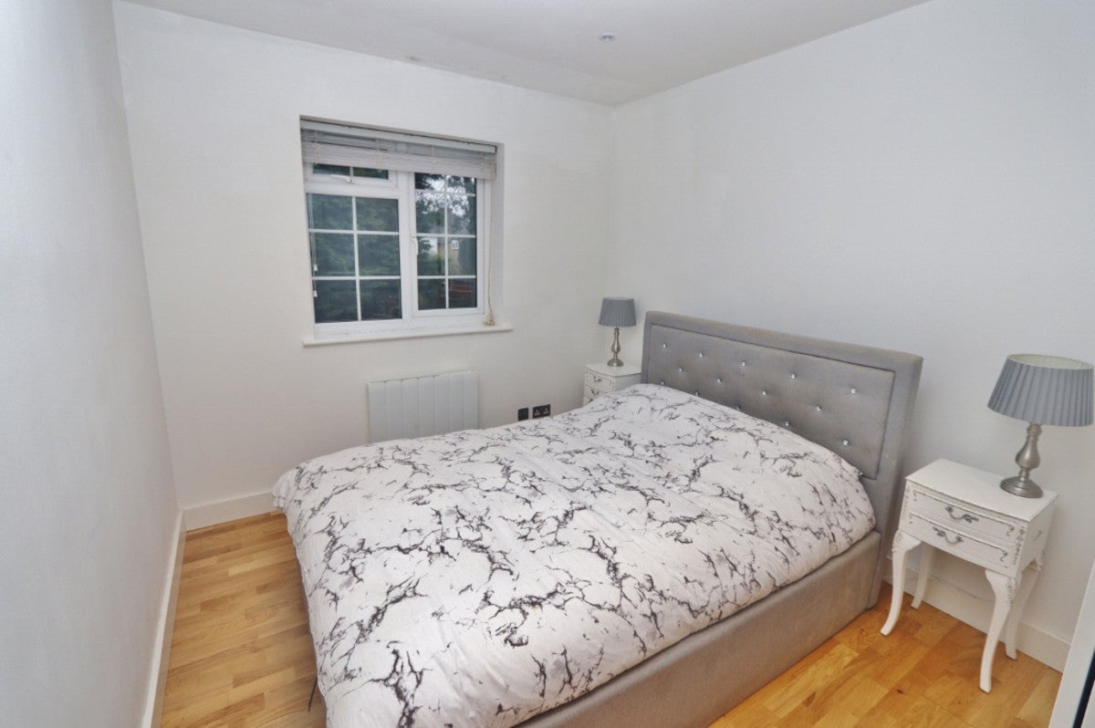 Flat Barkwood Close in Greater London