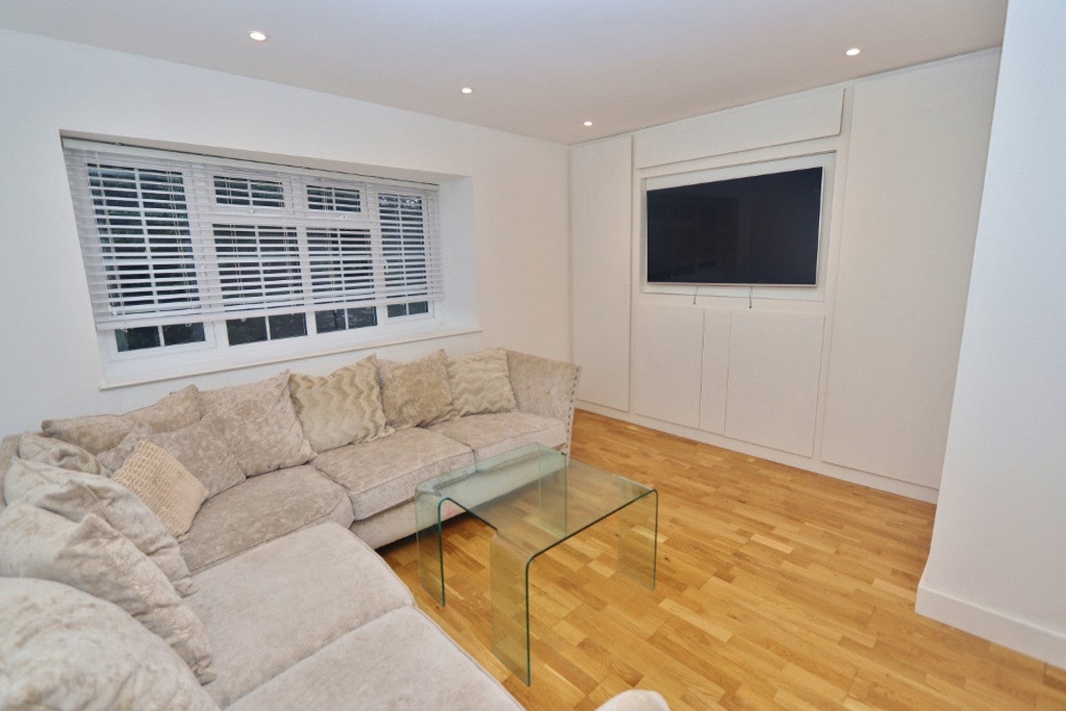 Flat Barkwood Close in Greater London