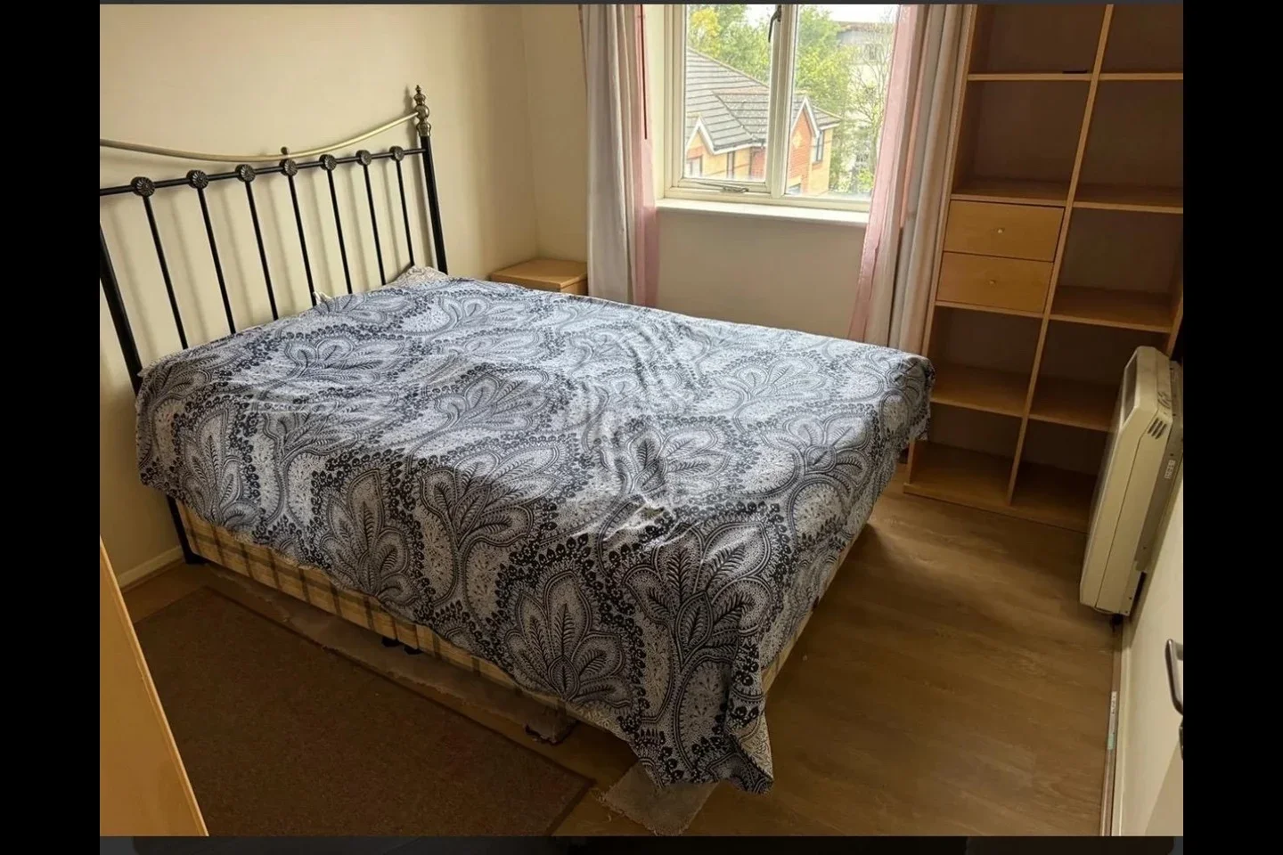 Flat Cherry Blossom Close in Greater London