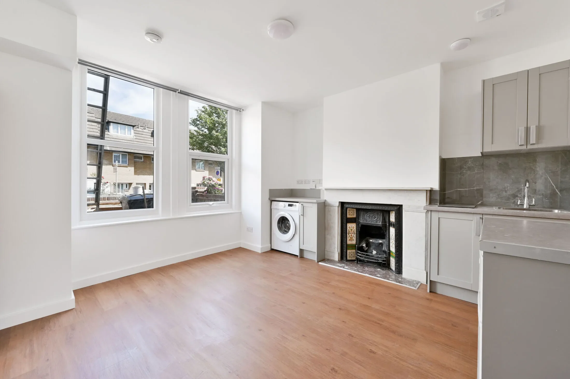 Flat Berrymead Gardens in Greater London