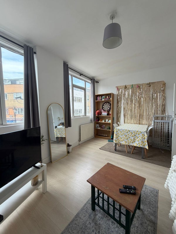 Room Battersea High Street in Greater London