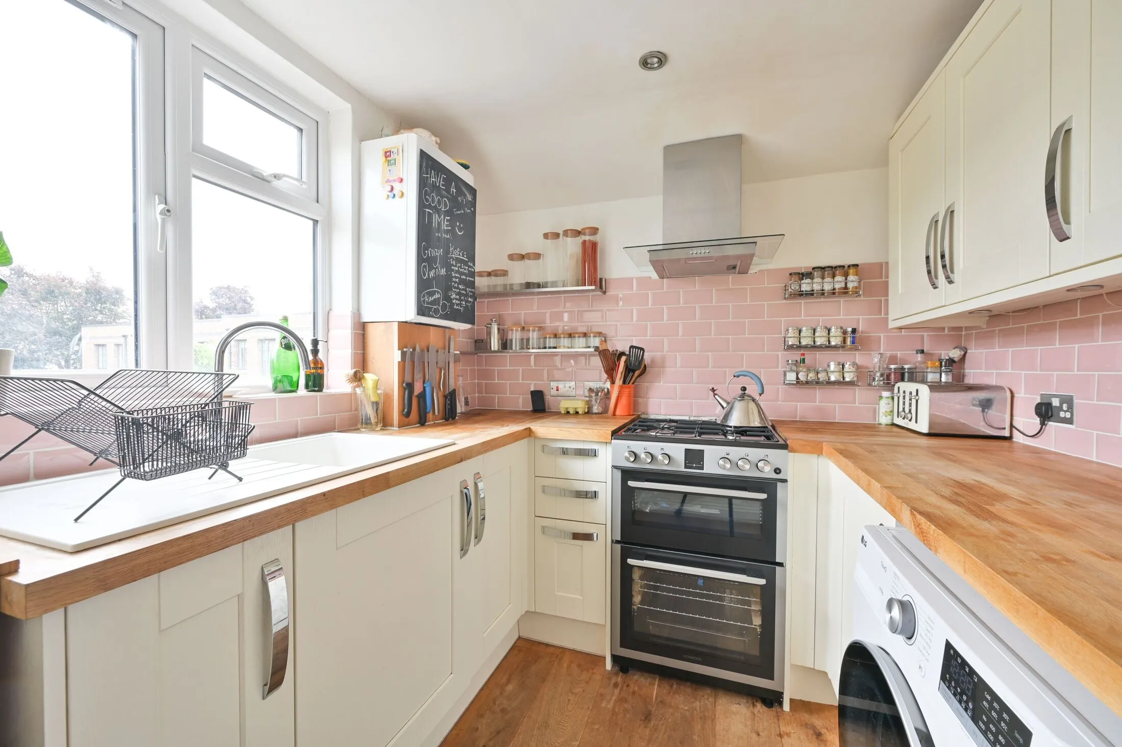 Flat Lynton Road in Greater London