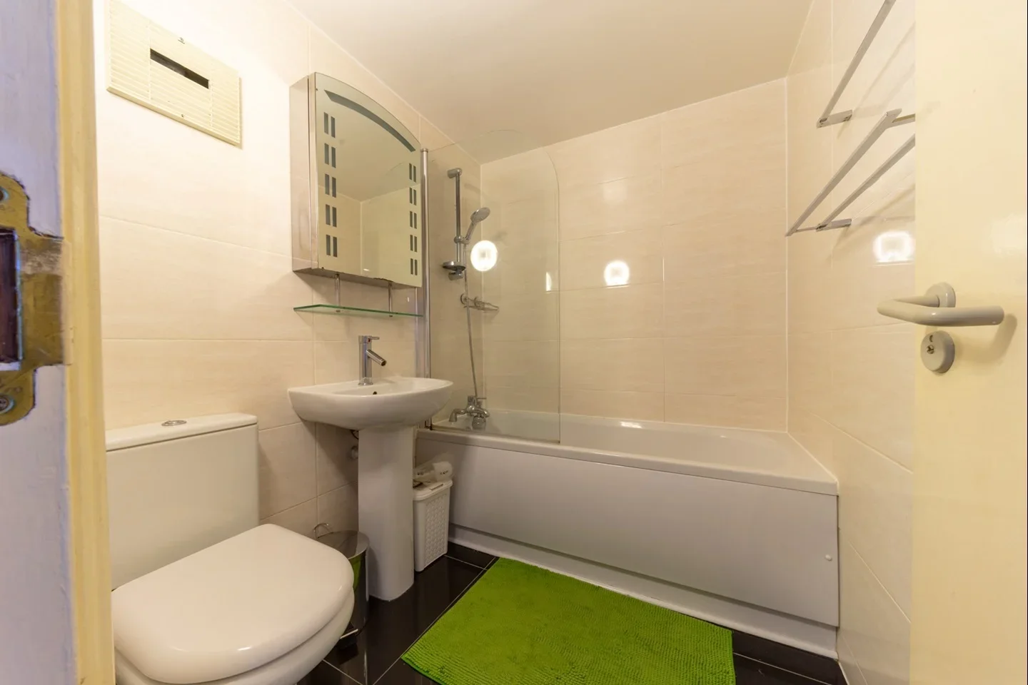 Flat Fairfield Road in Greater London