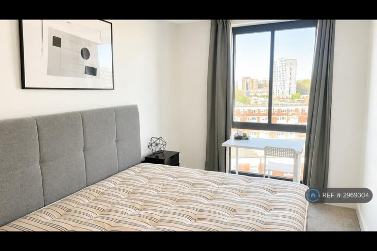 Room Cremer Street in Greater London
