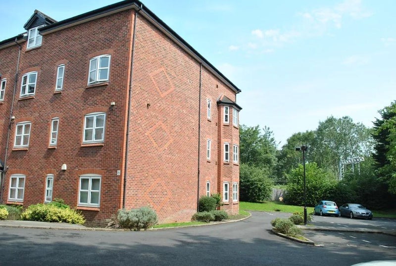 Flat Waterford Court in Farnworth