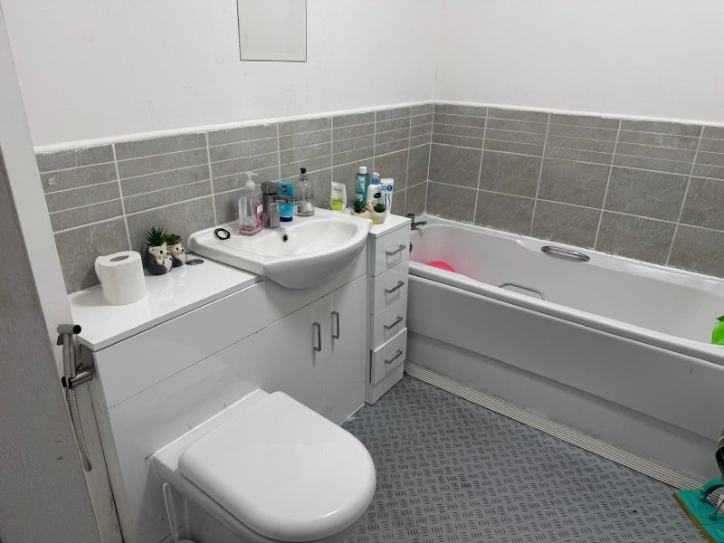 Flat Waterford Court in Farnworth