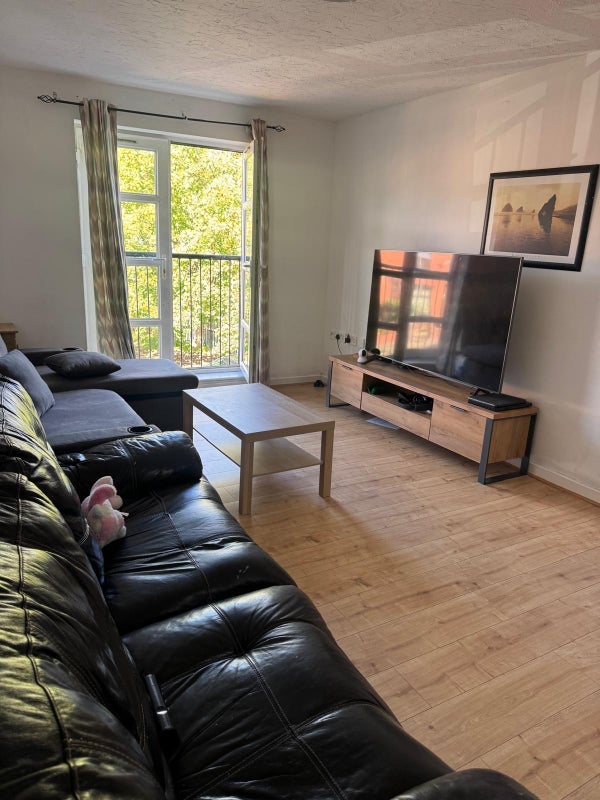 Flat Waterford Court in Farnworth