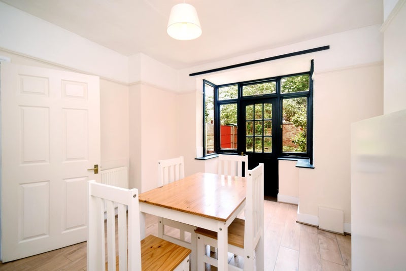 Room Seely Road in Greater London
