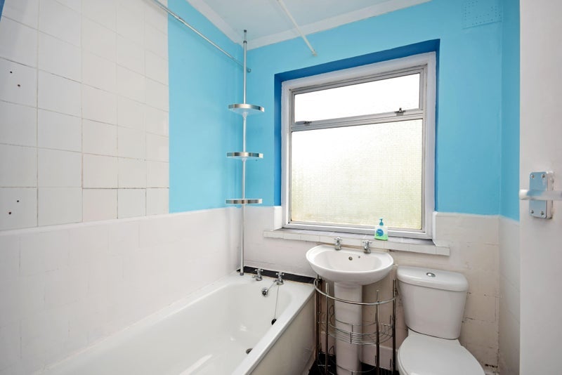 Room Seely Road in Greater London