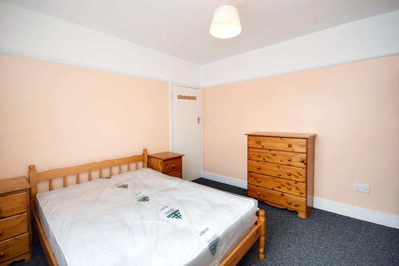 Room Seely Road in Greater London