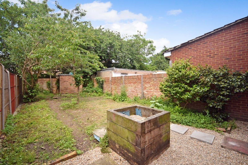 Room Seely Road in Greater London