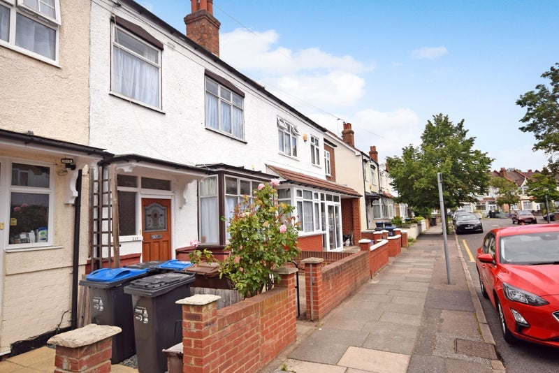 Room Seely Road in Greater London