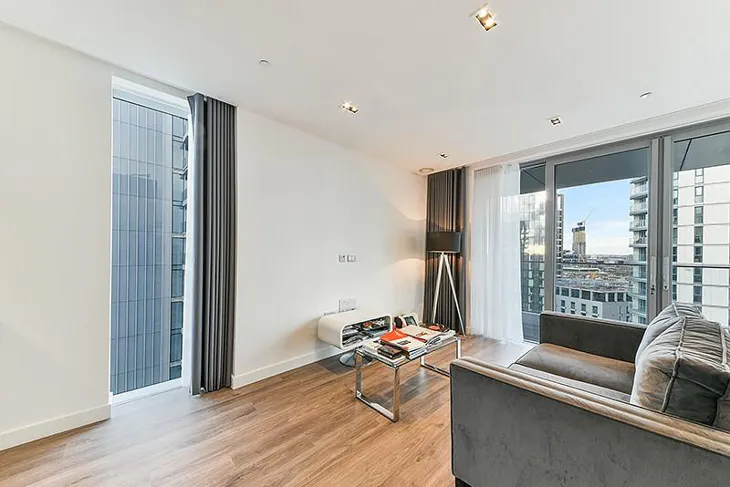 Flat Goodman's Yard in City of London