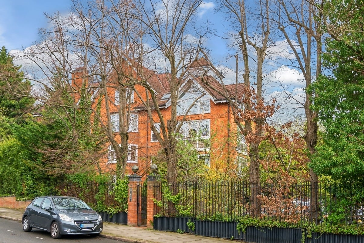 Flat Bracknell Gardens in Greater London