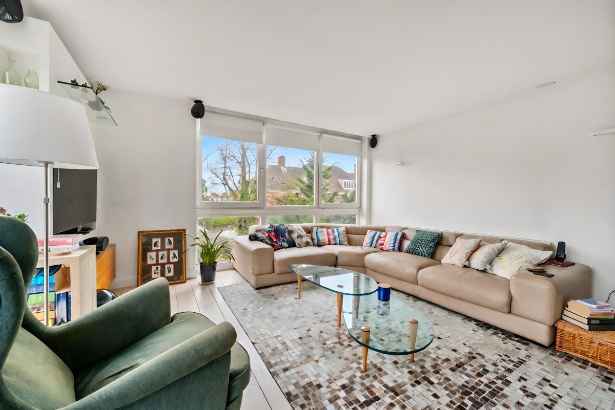 Flat Bracknell Gardens in Greater London