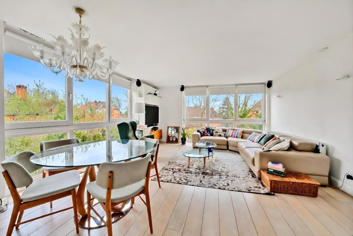 Flat Bracknell Gardens in Greater London