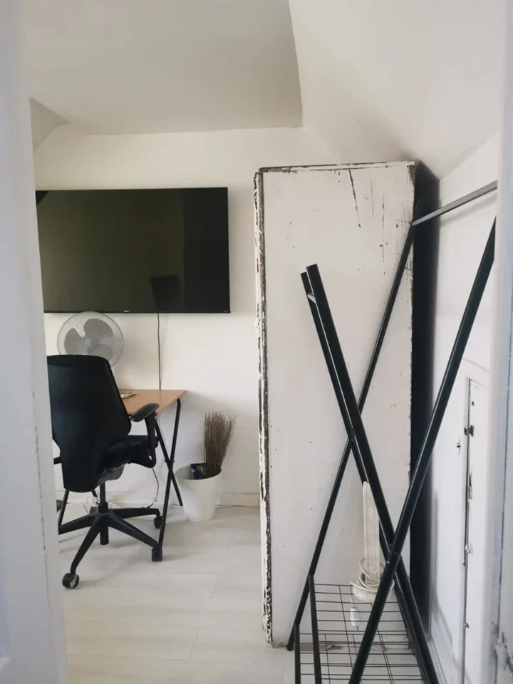 Room Kempe Road in Greater London