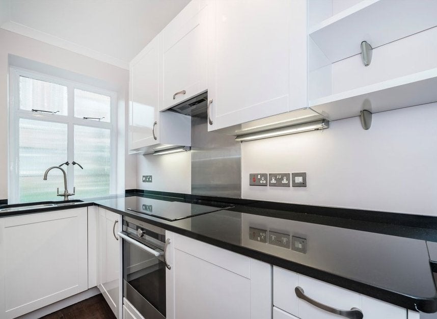 Flat Upper Grosvenor Street in City of Westminster